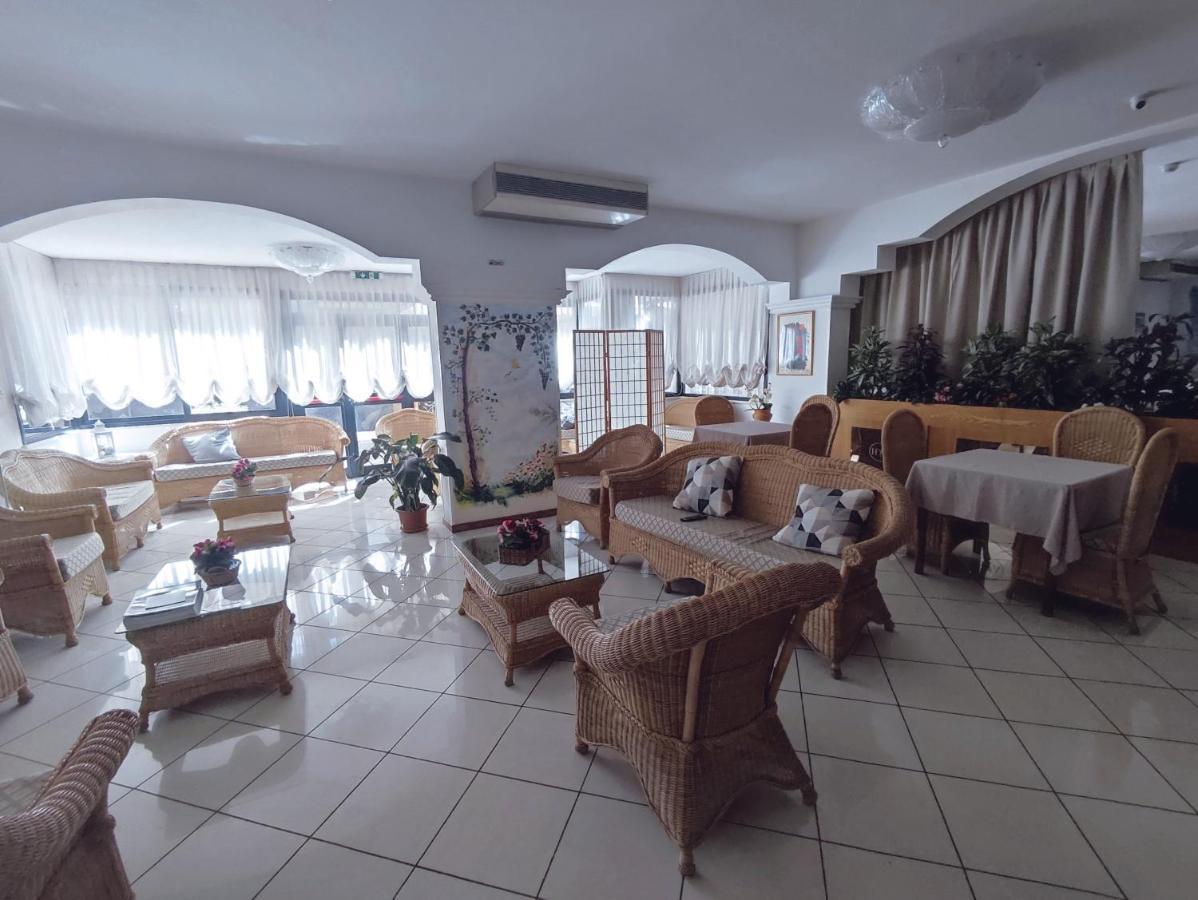 Hotel Arlecchino ميلانو ماريتيما المظهر الخارجي الصورة